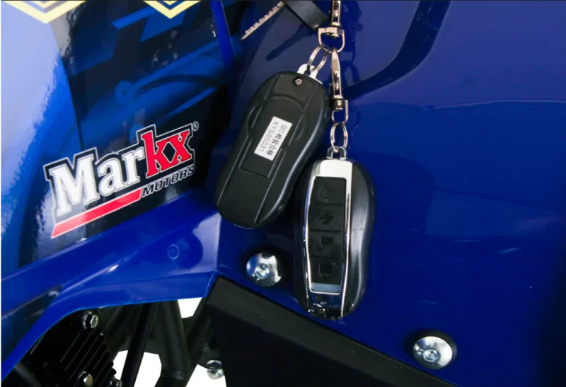 Controle remoto e chave do Markx Hammer 125 S, sobre o paralama azul