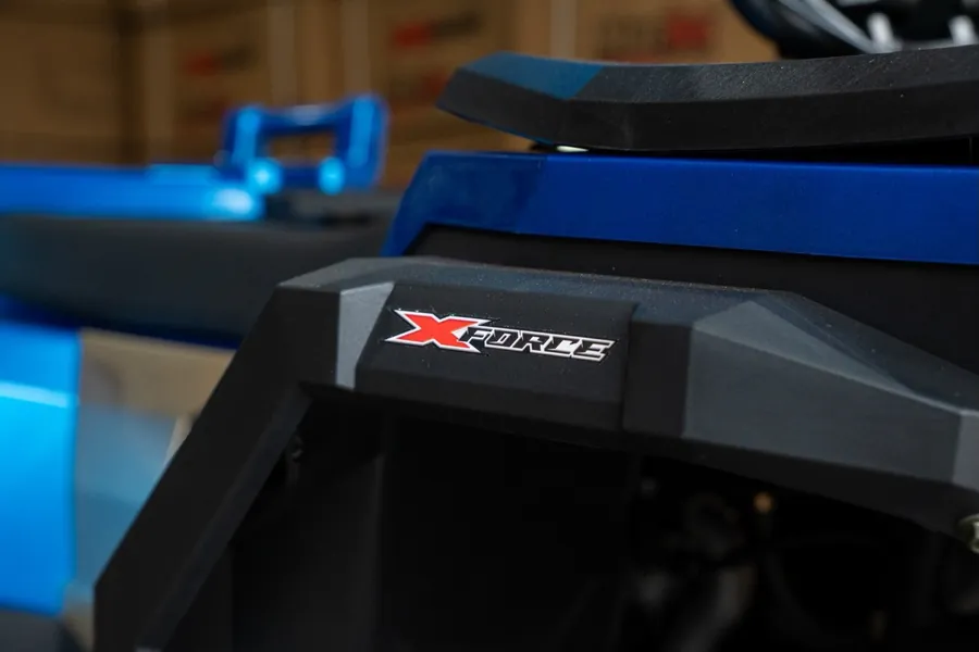 Emblema X FORCE no protetor traseiro do quadriciclo