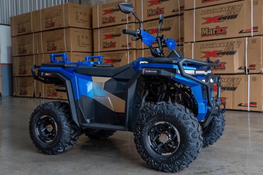 Quadriciclo Markx X FORCE 140 azul, visto de frente, com protetor metálico e faróis de LED