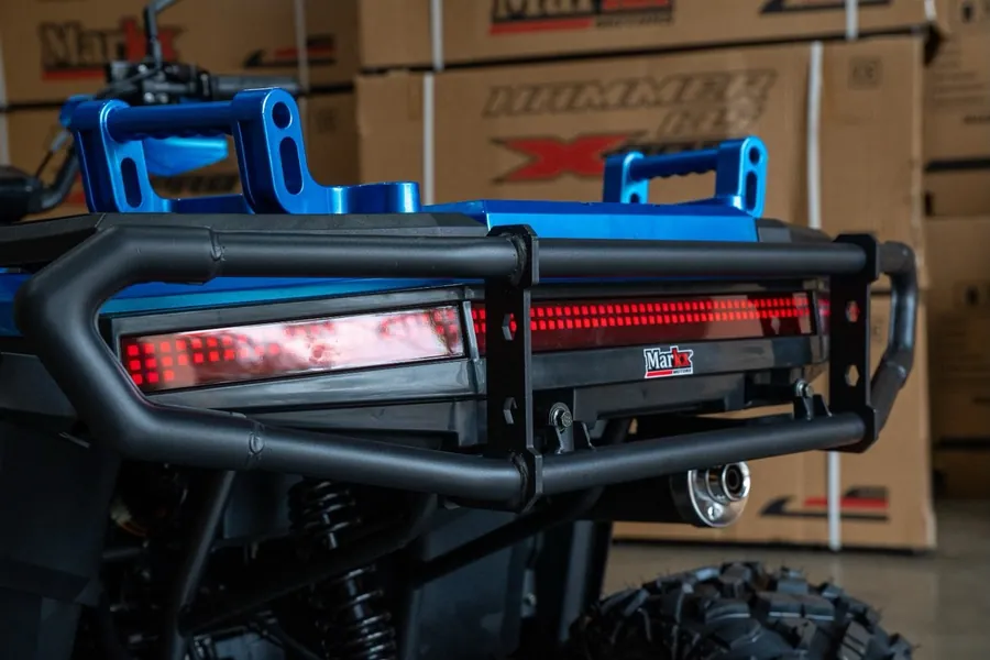 Traseira do Markx X FORCE 140 com lanterna de LED acesa e protetor metálico traseiro